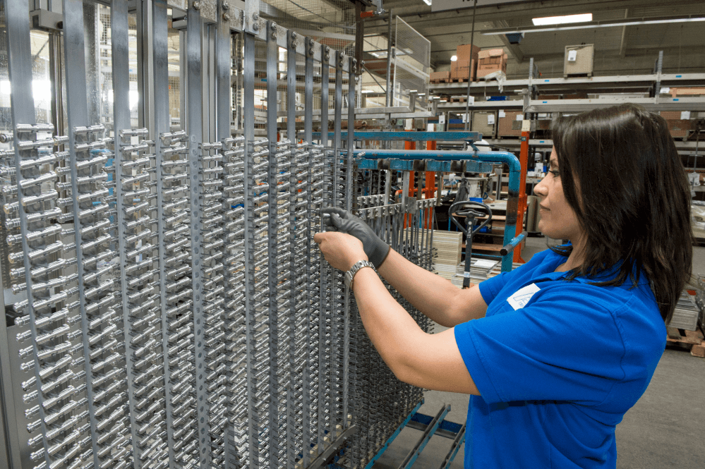 60 Millionen Ventilschieber für Automatikgetriebe pro Jahr wollen erst einmal vor der Beschichtung geklemmt sein.