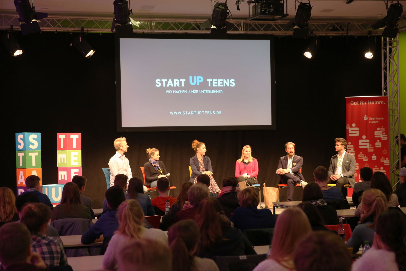 Podium auf der Veranstaltung STARTUP TEENS