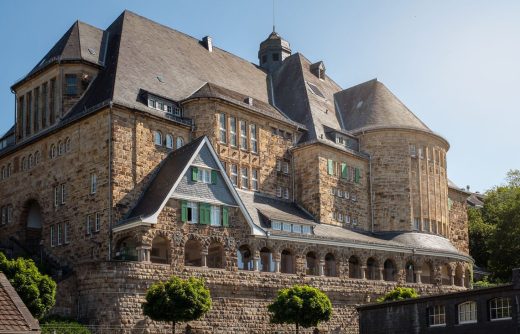 1913 boten Adalbert und Sophie Colsman der Stadt zum Bau eines zentral gelegenen Hauses für die Bürgerschaft eine hohe Geldsumme an. In diesem Bürgerhaus sollten Versammlungen und Veranstaltungen jeglicher Art stattfinden, immer mit dem Ziel, der Bürgerschaft gute Unterhaltung und viel Erholung zu bieten.