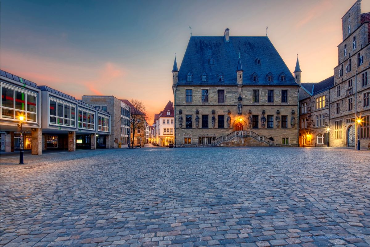 Das historische Rathaus der Stadt Osnabrück wurde zwischen 1487 und 1512 im spätgotischen Stil erbaut. Es ist eines der wesentlichen Wahrzeichen und prägenden Gebäude der Stadt Osnabrück und wird bis heute als Rathausgebäude genutzt